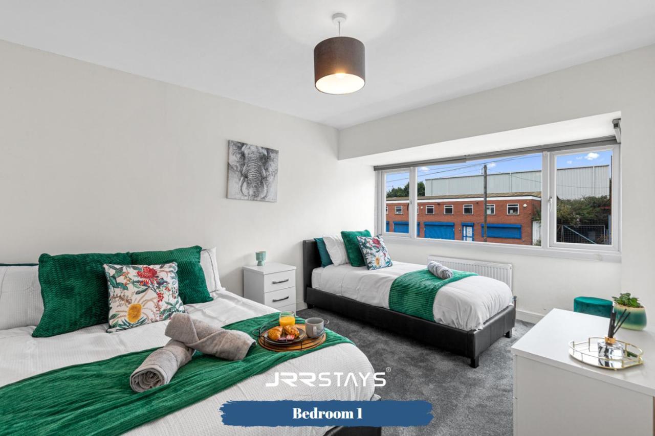 Tipton 3 Bedroom House Garden Sleeps 7 - Jrr Stays Coseley Exteriör bild