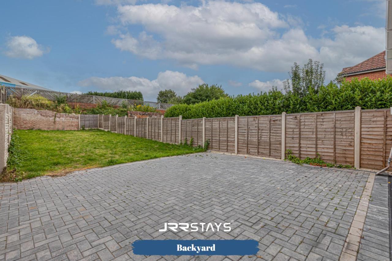 Tipton 3 Bedroom House Garden Sleeps 7 - Jrr Stays Coseley Exteriör bild